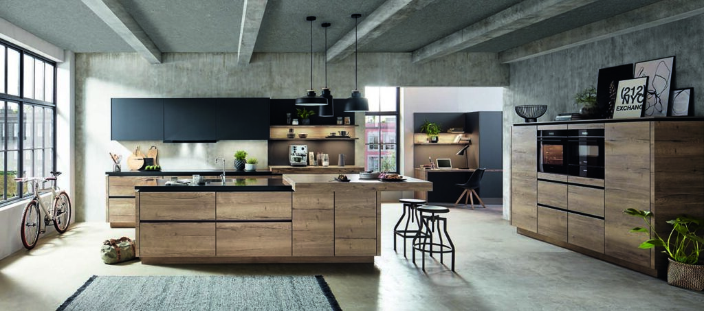 cuisiniste installant une cuisine sur mesure