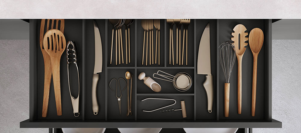 Tiroir de cuisine organisé avec ustensiles en bois, couteaux, fourchettes et accessoires de cuisson rangés méthodiquement