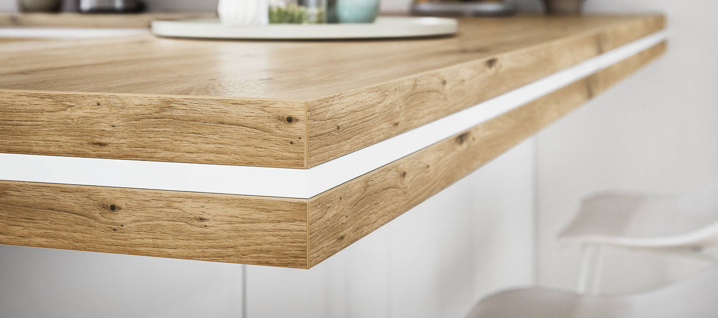 Plan de travail de cuisine en bois avec finition blanche et rebord apparent dans une cuisine moderne