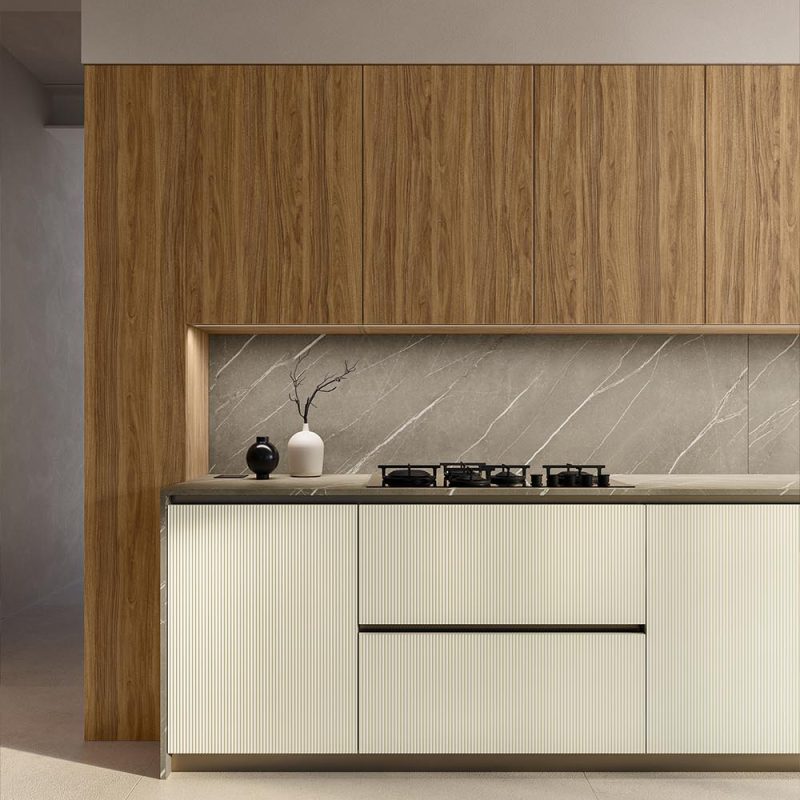 Cuisine moderne avec îlot central beige texturé, meuble haut en bois et crédence marbrée dans un intérieur épuré