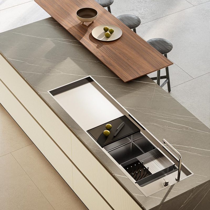 Cuisine extérieure moderne avec îlot en marbre, table en bois et tabourets, évier intégré ouvert sur terrasse