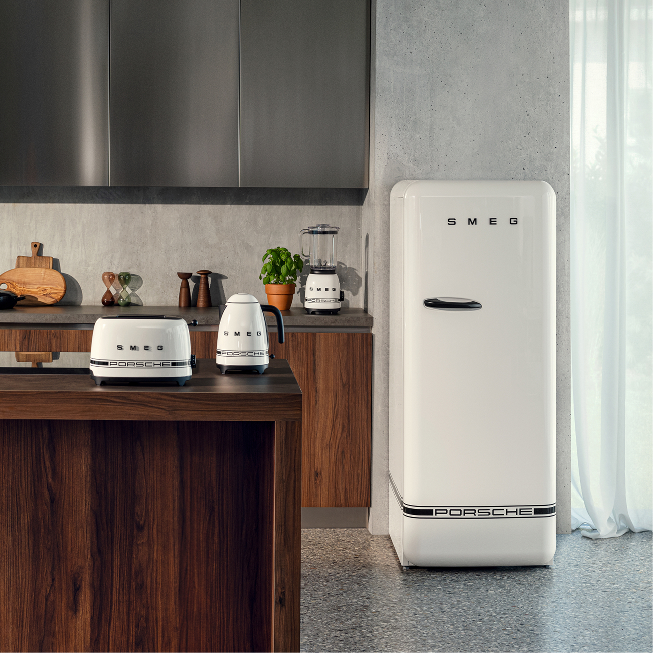 Cuisine moderne avec réfrigérateur et électroménager Smeg Porsche blancs, îlot en bois et plan de travail gris